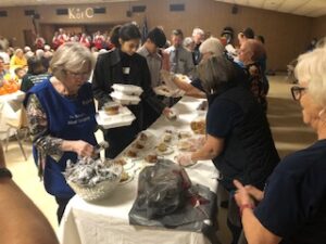 participants getting meals to go at the 2021 Turkey Fundraiser
